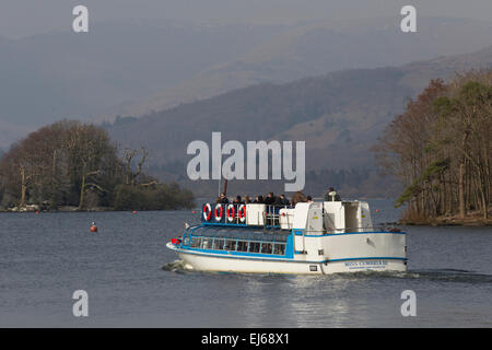 Lake Windermere, Cumbria, UK. 22. März 2015. Touristen nutzen den Frühling Kredit: Gordon Shoosmith/Alamy Live News Stockfoto