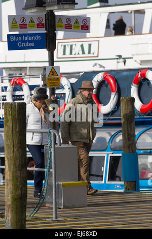 Lake Windermere, Cumbria, UK. 22. März 2015. Touristen nutzen den Frühling Kredit: Gordon Shoosmith/Alamy Live News Stockfoto