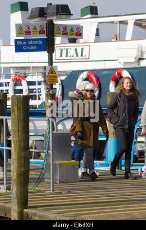 Lake Windermere, Cumbria, UK. 22. März 2015. Touristen nutzen den Frühling Kredit: Gordon Shoosmith/Alamy Live News Stockfoto