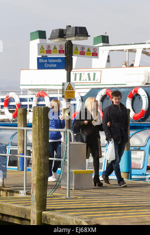 Lake Windermere, Cumbria, UK. 22. März 2015. Touristen nutzen den Frühling Kredit: Gordon Shoosmith/Alamy Live News Stockfoto