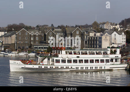 Lake Windermere, Cumbria, UK. 22. März 2015. Touristen nutzen den Frühling Kredit: Gordon Shoosmith/Alamy Live News Stockfoto