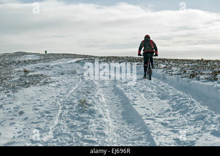 Mountainbiker in Richtung Win Hill im Winter, Peak District, Derbyshire, England, UK. Stockfoto