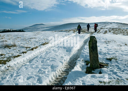 Wanderer in Richtung Win Hill im Winter, Peak District, Derbyshire, England, UK. Stockfoto