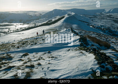 Die "große Ridge" führt zu Mam Tor im Winter aus Lose Hill, Edale, Peak District, Derbyshire, England, UK. Stockfoto