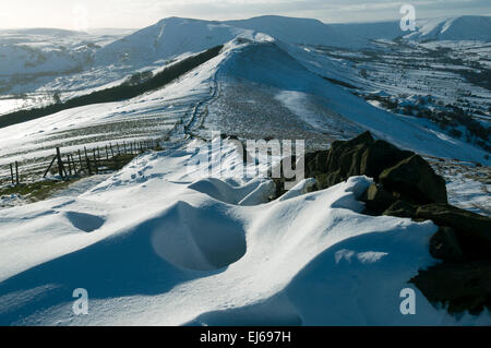 Mam Tor über Tor zurück, von der "großen Ridge" unten verlieren Hill, Peak District, Derbyshire, England, Vereinigtes Königreich. Stockfoto