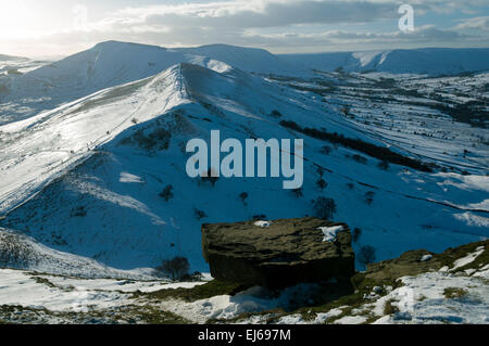 Mam Tor und Edale im Winter, von der "großen Ridge" unten wieder Tor, Peak District, Derbyshire, England, UK. Stockfoto