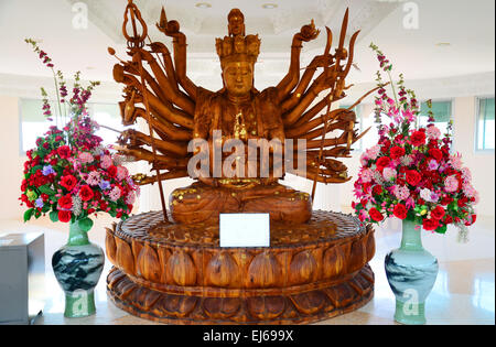 Schnitzen, hölzerne Bodhisattva Göttinnenstatue oder Guan Yin Guanyin und die tausend Arme in der chinesischen Kultur bei Wat Huay Pla Kang Stockfoto