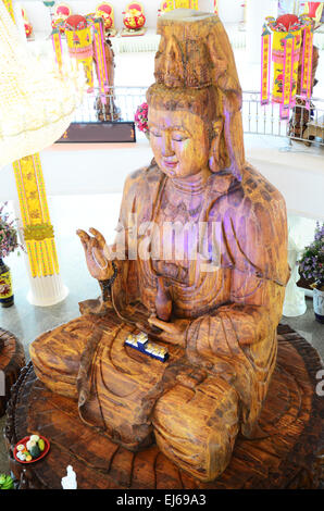 Hölzerne Bodhisattva Göttinnenstatue oder Guan Yin in der chinesischen Kultur im Tempel Wat Huay Pla Kang zu schnitzen Stockfoto