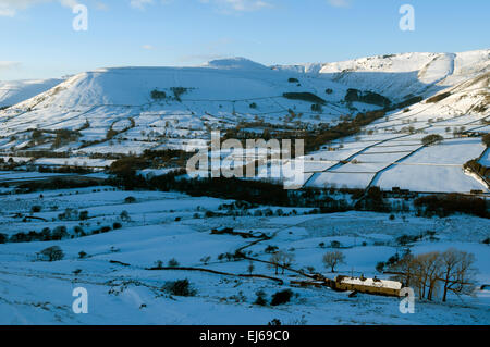 Grindslow Knoll, Grindsbrook Clough und die Kinder Scout plateau im Winter über Edale, Peak District, Derbyshire, England, UK. Stockfoto