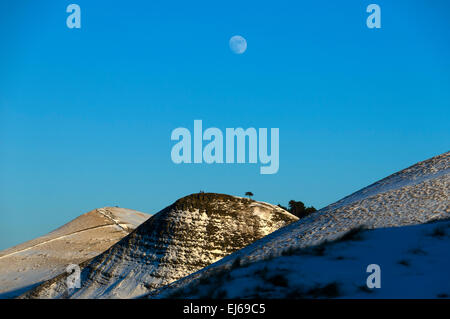 Hill, wieder Tor und der Mond, von unten Hollins Cross, Edale, Peak District, Derbyshire, England, UK zu verlieren. Stockfoto