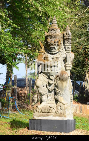 Riesige Statue Bali Stil im The Black House genannt? Verbieten Damm zu? oder Baandam Museum (AKA Black House oder Black Temple) in Chiang Rai Stockfoto