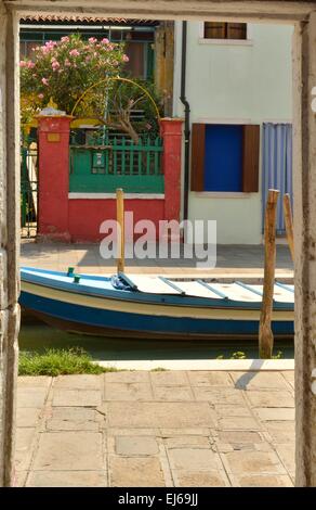 Boot in kleinen Kanal gesehen von einem Straße Tor in Burano, ein Fischer Insel von Venedig, Italien Stockfoto