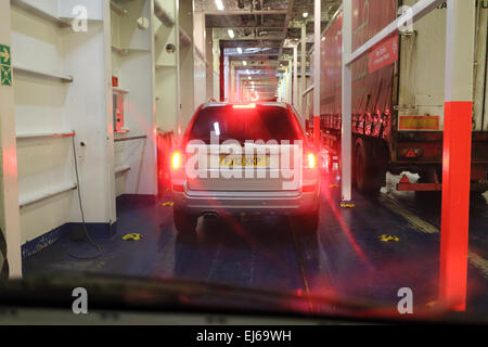 Autos Bremsen Boarding Rollen auf Roll off Fähre Deck im Vereinigten Königreich Stockfoto