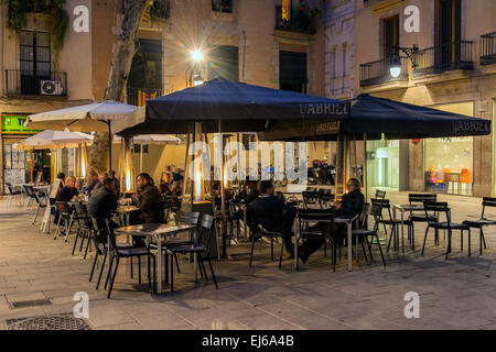 Nachtansicht von einem Straßencafé mit Touristen, die an den Tischen im Plaza del Pino oder Placa del Pi, Barrio Gotico, Barcelona, Katalog- Stockfoto