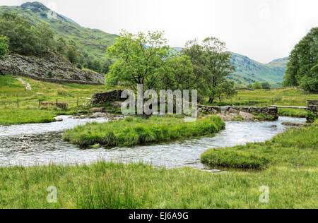 Slater-Brücke, einer der Lakelands alten Schiefer Fußgängerbrücken auf der Strecke zwischen kleinen Langdale Tarn und Tilberthwaite. Stockfoto