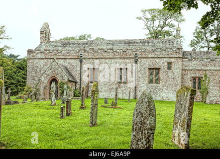 Blick auf St. Michael und All Angels Church, auf dem Gelände von Muncaster Castle, Ravenglass, Cumbria, Lake District, England, Vereinigtes Königreich. Stockfoto