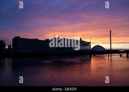 BBC pacific Quay River Clyde und Glasgow Science Center in der Abenddämmerung Glasgow Schottland, Vereinigtes Königreich Stockfoto