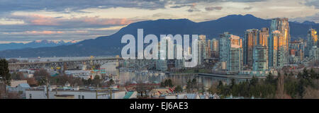 Skyline von Vancouver British Columbia Kanada und Granville Island Bridge während der Sunrise-Panorama Stockfoto