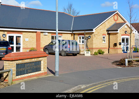 Community Center Gebäude und Parkplatz Tiptree Dorf Essex England Großbritannien Stockfoto