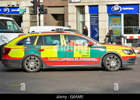 Erweiterte Trauma Team in NHS Notfall Auto beschleunigt auf eine 999 Hilferuf (siehe auch Alamy EJ6AMG) Stockfoto