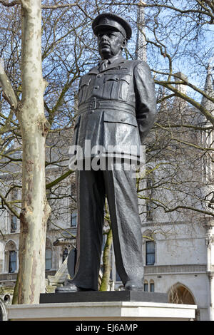 Statue von Marschall der Royal Air Force Sir Arthur Travers Harris außerhalb der RAF Kapelle St. Clement Danes The Strand London England Großbritannien Stockfoto