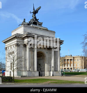 Wellington Arch und die Quadriga mit Apsley House über Hyde Park Corner London England Großbritannien Stockfoto