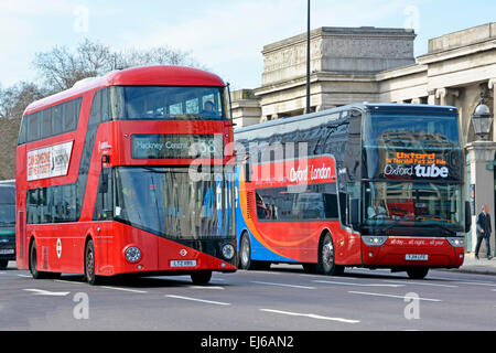 Regelmäßige London neue Boris routemaster Bus auf lokalen Weg 34 neben Inter City London nach Oxford Coach Service von Stagecoach Hyde Park Corner UK Stockfoto