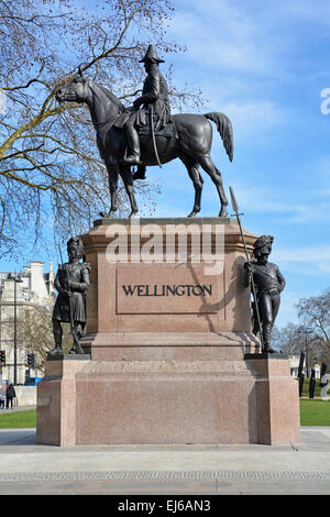 London Erbe Szene & Winter Blick auf Herzog von Wellington & Pferd Statue am Hyde Park Corner London England Großbritannien Stockfoto