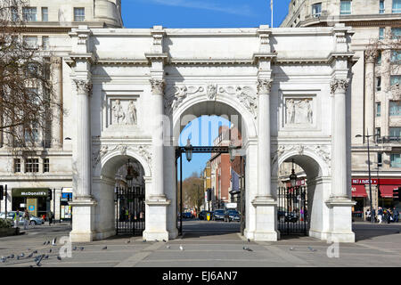 Die Marble Arch und Tore zu Oxford Street London West End England Großbritannien Stockfoto