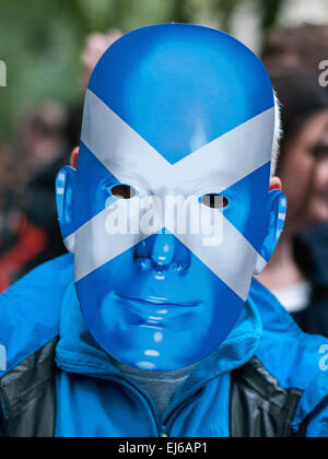 Ein Mann mit einer Maske der schottischen Flagge auf einer pro-Unabhängigkeit Abstimmung ja rally in Edinburghs Wiesen. Wo: Edinburgh, Schottland, Vereinigtes Königreich bei: 17 Sep 2014 Stockfoto