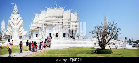 Thais und Ausländer Reisen im weißen Tempel oder Wat Rong Khun ist Sehenswürdigkeit am 23. Februar 2015 in Chiang Rai Thailand Stockfoto