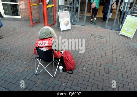 Problem-Verkaufsschlager auf Platz draußen Supermarkt in Richmond, Surrey Stockfoto