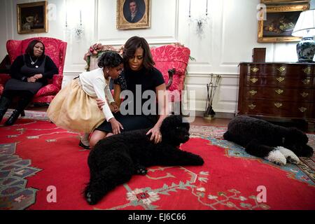 First Lady Michelle Obama führt Jayla Raymond, 8, von New Orleans bis Obama Familie Haustiere Sunny und Bo in der Map Room des weißen Hauses 4. Dezember 2014 in Washington, DC. Stockfoto