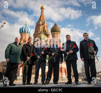 Internationale Raumstation ISS-Expedition 43 Prime und backup Besatzungsmitglieder posieren vor Basilius Kathedrale im Rahmen der traditionellen Pre-Launch-Zeremonien 6. März 2015 in Moskau, Russland. (von links nach rechts): Expedition 43 backup Crew-Mitglieder; NASA Astronaut Jeff Williams, prime russische Kosmonauten Sergei Volkov und Alexei Ovchinin von Roskosmos, Expedition 43 Besatzungsmitglieder; NASA Astronaut Scott Kelly, russische Kosmonauten Gennady Padalka und Mikhail Kornienko von Roskosmos Stockfoto