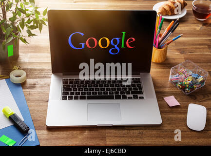 Prag, Tschechische Republik - 20. Februar 2014: größte Internetsuchmaschine Google. Google.com Domäne wurde am 15 September registriert. Stockfoto