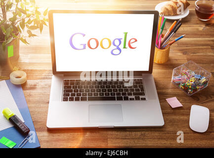 Prag, Tschechische Republik - 20. Februar 2014: größte Internetsuchmaschine Google. Google.com Domäne wurde am 15 September registriert. Stockfoto