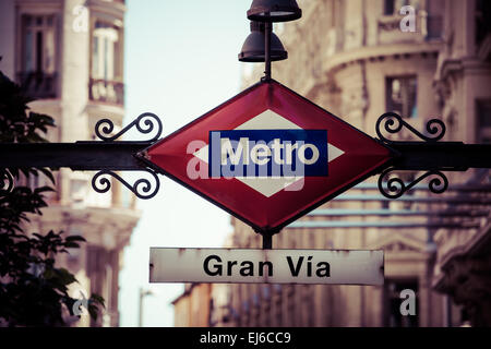 Metro Zeichen auf unscharfen Stadt, Madrid Stockfoto