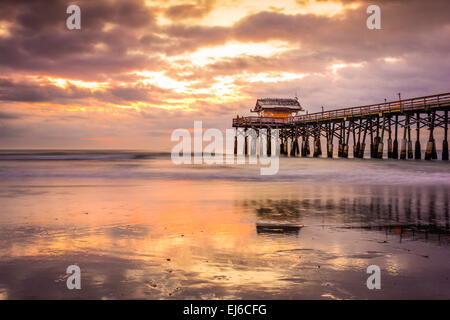 Cocoa Beach, Florida, USA Strand und Pier bei Sonnenaufgang. Stockfoto