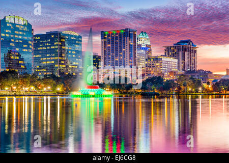 Orlando, Florida, USA Skyline in der Abenddämmerung am Lake Eola. Stockfoto