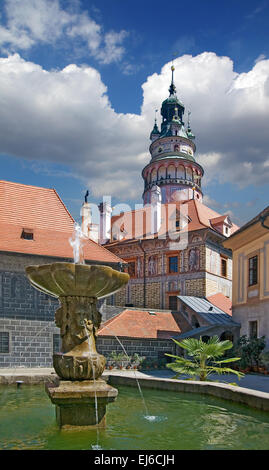 Cesky Krumlov Burg - Blick vom zweiten Hof zum Turm Stockfoto