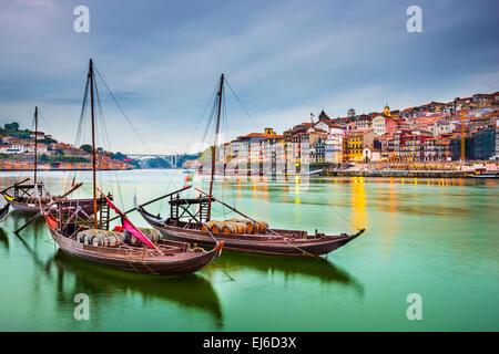 Porto, Portugal alte Stadt Stadtbild am Fluss Douro mit traditionellen Rabelo Boote. Stockfoto