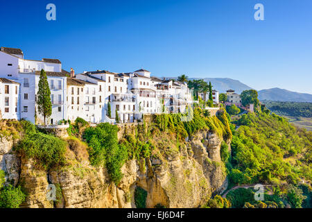 Ronda, Spanien alt Stadt Stadtbild auf der Tajo-Schlucht. Stockfoto