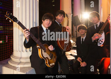 L-R: Peter John Jackson, Ryan coath, ben Cullingworth und Paul mannion Für die Kameras posieren auf dem Balkon des Garrick Theatre in Charing Cross Road. Fotoshooting mit den Stars des West End Beatles-Musical 'Lassen' im Garrick Theatre, London. Mit peter john Jackson, Paul, Ryan coath wie John, Paul mannion wie George und Ben cullingworth wie Ringo. Stockfoto