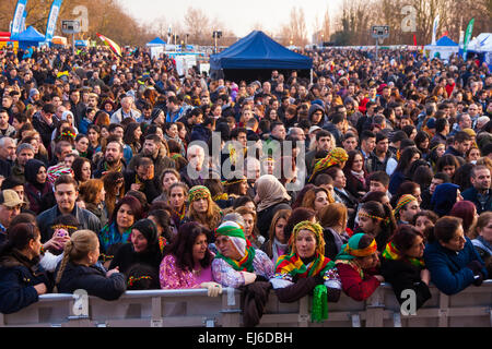 Finsbury Park, London, UK. 22. März 2015.  Tausende von Londons kurdische Gemeinschaft versammeln sich zum Newroz, ihre traditionellen Silvester feiern. Die im Exil lebenden Gemeinschaft trauert um den Tod des Londoner und ex-königliche Marine Erik Konstandinos Scurfield, ein Held, der getötet wurde, kämpfen ISIS und deren Mutter Vasiliki Scurfield adressiert das Publikum. Bildnachweis: Paul Davey/Alamy Live-Nachrichten Stockfoto