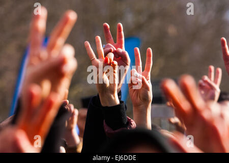 Finsbury Park, London, UK. 22. März 2015.  Tausende von Londons kurdische Gemeinschaft versammeln sich zum Newroz, ihre traditionellen Silvester feiern. Die im Exil lebenden Gemeinschaft trauert um den Tod des Londoner und ex-königliche Marine Erik Konstandinos Scurfield, ein Held, der getötet wurde, kämpfen ISIS und deren Mutter Vasiliki Scurfield adressiert das Publikum. Bildnachweis: Paul Davey/Alamy Live-Nachrichten Stockfoto