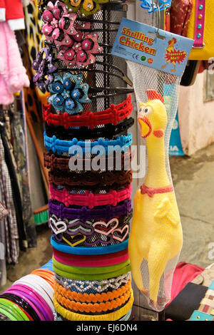 Gellend Huhn und Mädchen Haarschmuck zu verkaufen in Mutrah Souq, Muscat, Sultanat von Oman Stockfoto