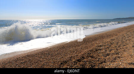 Der Strand von Slapton Sands mit Blick auf die Küste von Devon in der Ferne, England, Großbritannien, Vereinigtes Königreich Stockfoto