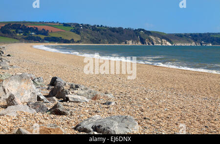 Der Strand von Slapton Sands mit Blick auf die Küste und die hügelige Landschaft von Devon, England, Großbritannien, Vereinigtes Königreich. Stockfoto