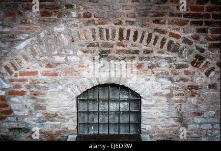 Balken auf ein Fenster von einem mittelalterlichen Kerker Stockfoto