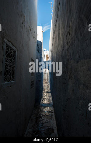 Eine schmale Gasse in der Medina von Hammamet, Tunesien. Stockfoto